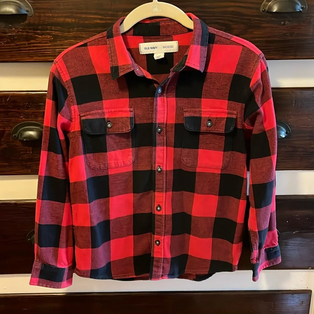 Old Navy red & black plaid long sleeve flannel button down shirt